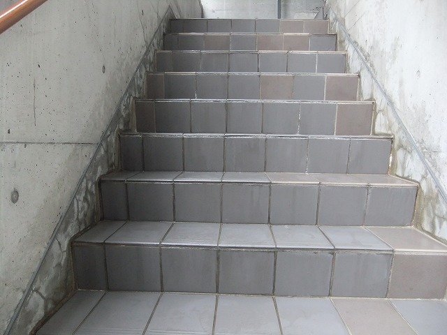 Ｓビルの階段等の滑り止め施工
